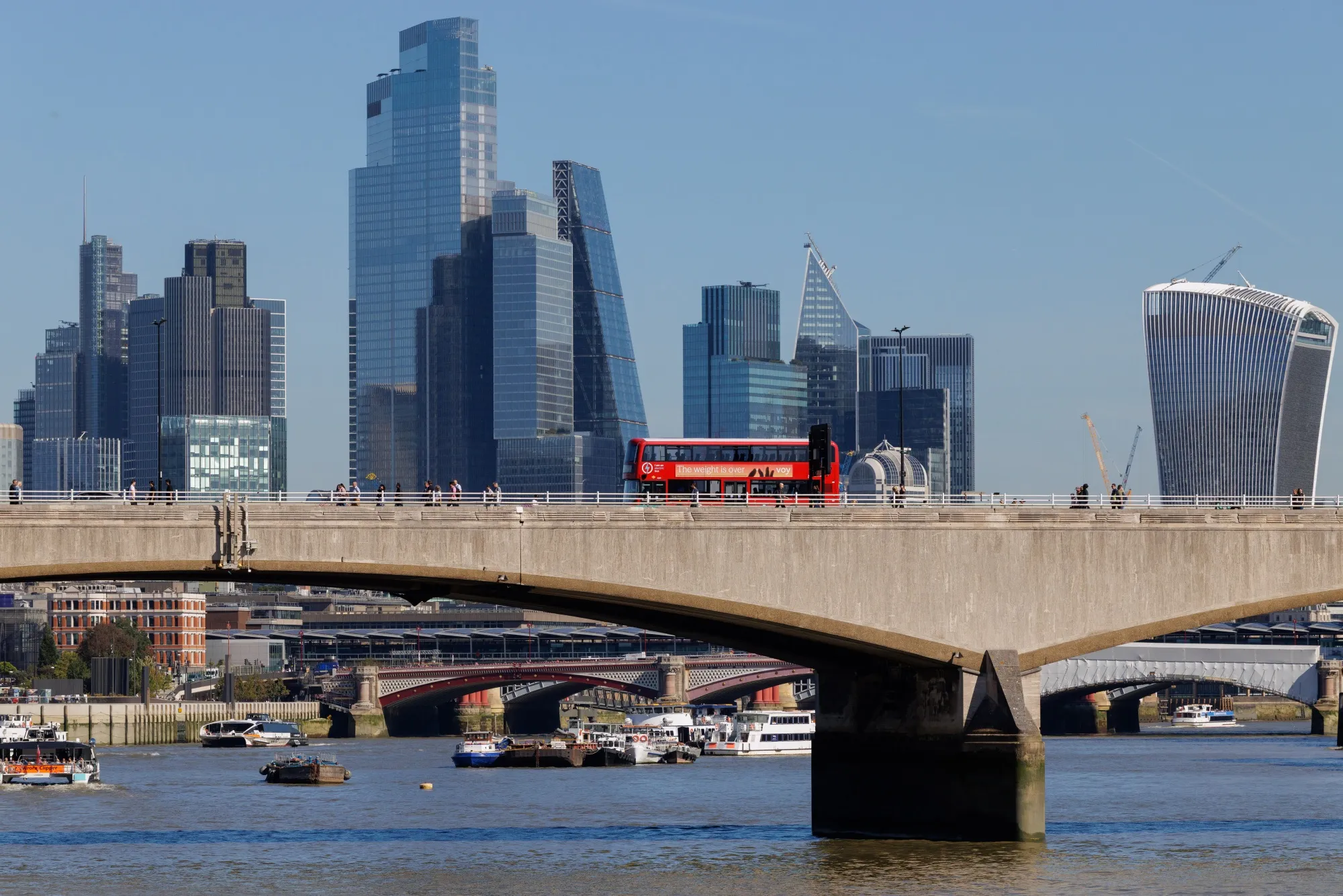 London'sBridgeTroublesSpreadWithWaterlooatRiskofClosure