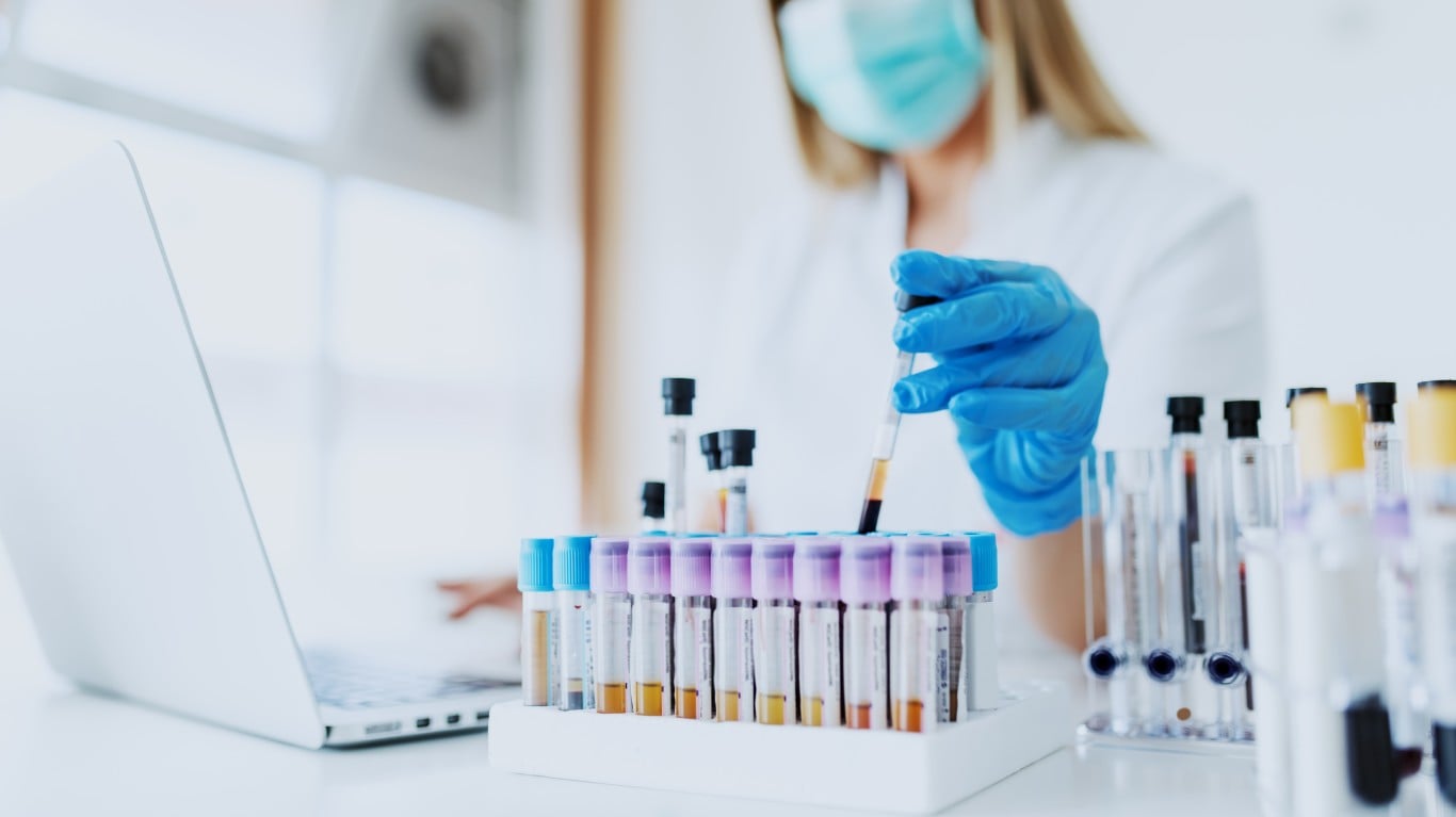 Eli Lilly closes at $1,115.70 as market value holds near $1 trillion