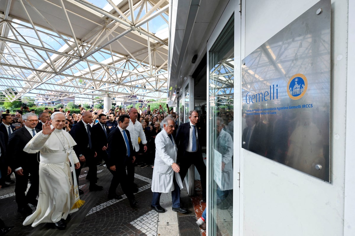 PopeLeoarrivesatGemelliHospitalaheadofasurgerytoremovealungnodule,inRome